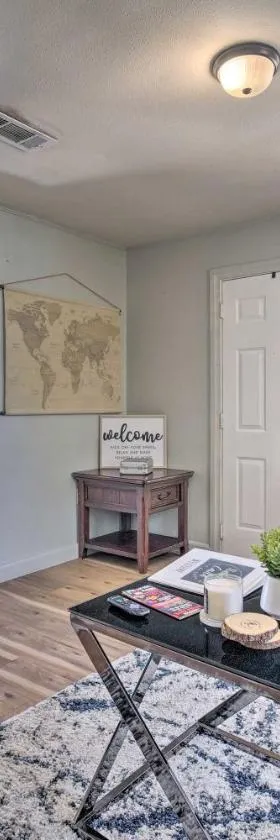 Cozy Livingston House with Fenced Yard and Patio!，位于利文斯顿的酒店
