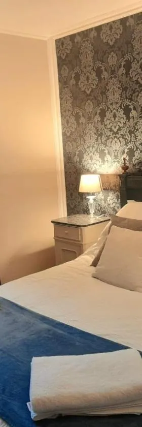 Les Roches Chambre d'Hotes，位于Servant的酒店