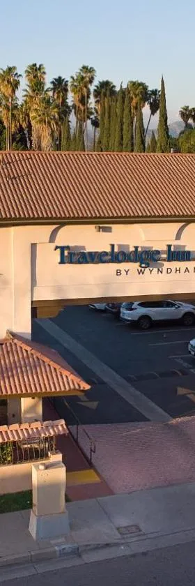Travelodge Inn & Suites by Wyndham West Covina，位于西科维纳的酒店