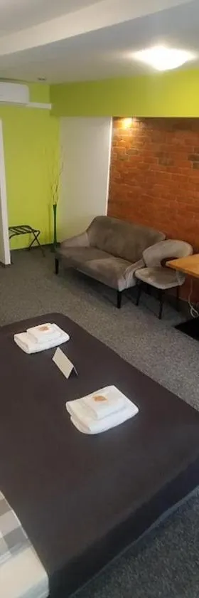 RJ酒店，位于帕比亚尼采的酒店
