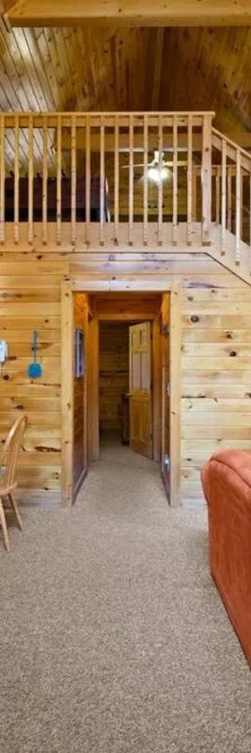 Beautiful 2 Bed Cabin with Hot Tub and Resort Pool，位于赛维尔维尔的酒店