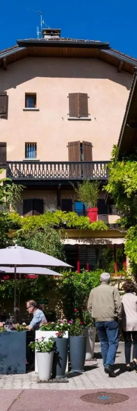 La Terrasse Fleurie, Logis, Hôtel et Restaurant，位于迪沃讷莱班的酒店