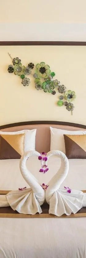 Baan Sailom Hotel Phuket - Sha Extra Plus，位于卡伦海滩的酒店