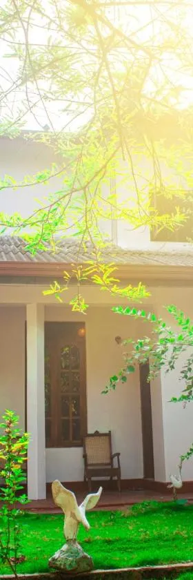 Thambara Resort，位于波隆纳鲁沃的酒店