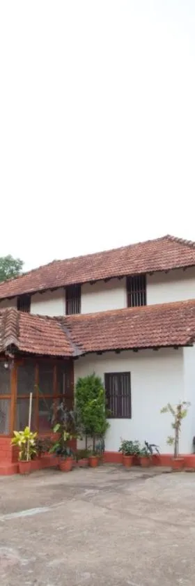 Sardar Bahadur's Heritage Bungalow Estate Stay，位于Napoklu的酒店