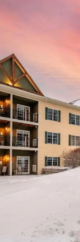 Mountain Edge Suites at Sunapee, Ascend Hotel Collection，位于Newbury的酒店