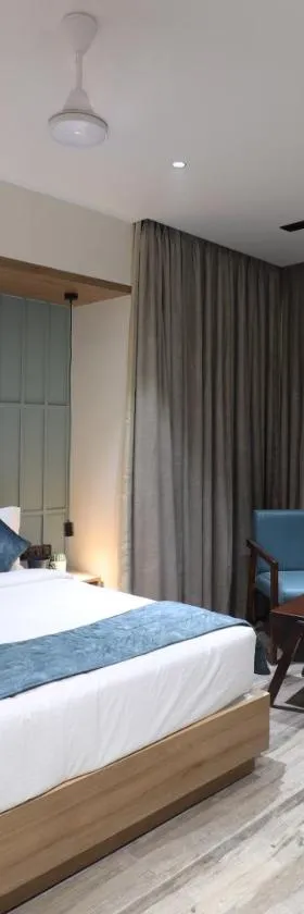 Hotel Chitra Executive，位于索拉普的酒店