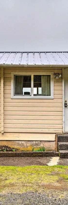 Waterfront Sekiu Escape - 9 Mi to Neah Bay!，位于Sekiu的酒店