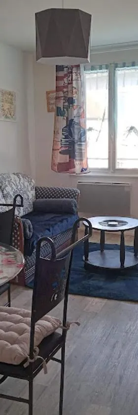 Appartement le labyrinthe du peintre，位于Bransat的酒店