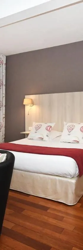 Logis Hôtel du Centre - Halte idéale en cyclotourisme avec garage à vélos clos，位于莫尔塞姆的酒店