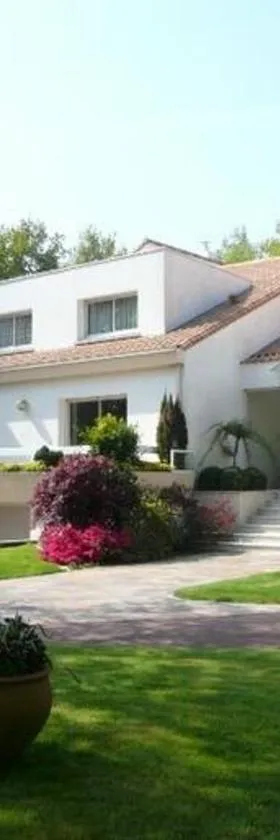 Les Jardins de la Muse, piscine couverte, spa et fitness，位于Basse-Goulaine的酒店