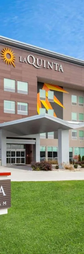 La Quinta Inn & Suites by Wyndham Shorewood，位于Shorewood的酒店