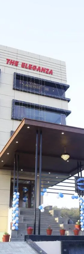 The Eleganza，位于Jhājra的酒店