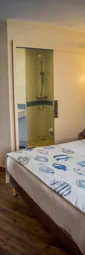 Brit Hotel Azur，位于Saint-André-de-la-Marche的酒店