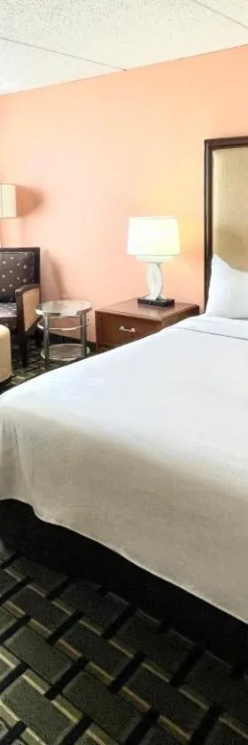 法尔布里奇克利夫兰东酒店，位于威克利夫的酒店