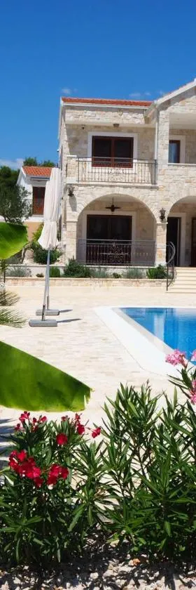 Villa Ludilo mit 4 Apartments in Poljica - Marina bei Trogir Split，位于波尔吉察的酒店
