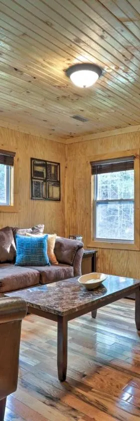 Cozy Creekside Cabin about 24 Mi to Red River!，位于Beattyville的酒店