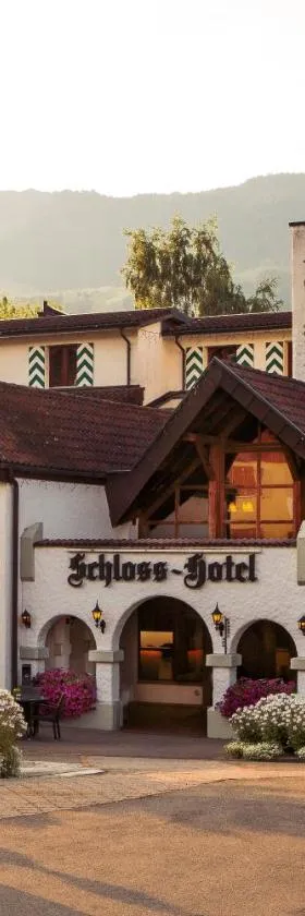 Swiss-Chalet Merlischachen - Romantik Schloss-Hotel am See，位于屈斯纳赫特的酒店