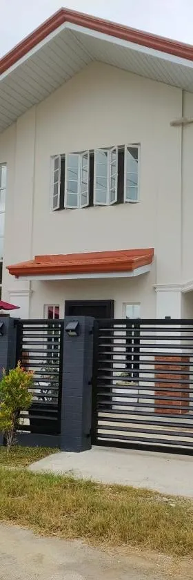 Lucky Swiss Transient House Alaminos - Entire House near Hundred Islands，位于Bolo的酒店