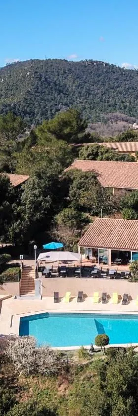 Les Arbousiers Village Hôtel Provençal，位于La Roquebrussanne的酒店