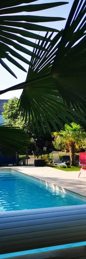 Résidence Les Alizés ''Sauna Jacuzzi Piscine en plein centre ville"，位于永河畔拉罗什的酒店