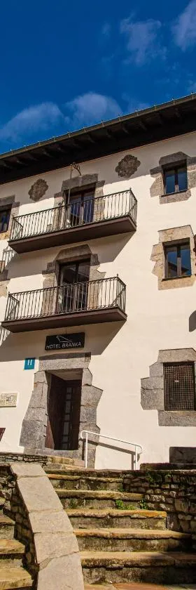 Hotel Branka，位于蒙达卡的酒店