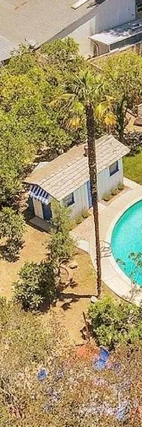 Spacious Home with Garden & Pool，位于北岭的酒店