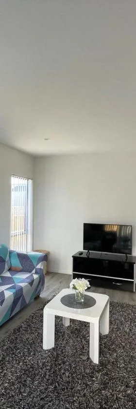 4 bedroom home fully furnished in Papakura, Auckland，位于奥克兰的酒店