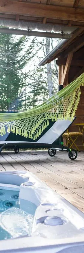 Charmante Cabane dans les arbres avec jacuzzi et sauna，位于Boismorand的酒店