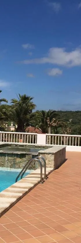 Son Bou by The Sea; home with a private garden，位于苏昂博的酒店