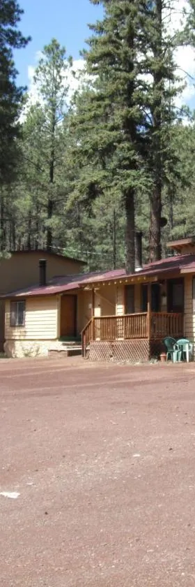 Greer Point Trails End Cabins，位于Greer的酒店
