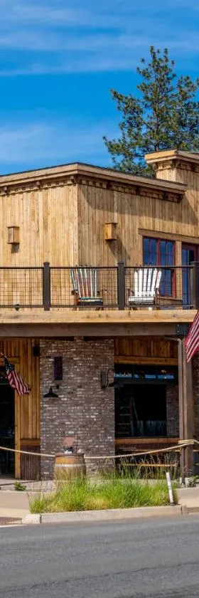 Ski Inn Taphouse Hotel，位于姊妹城的酒店