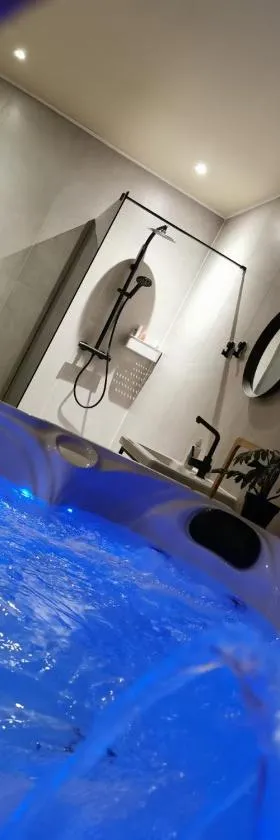 Mica beauty & wellness center，位于Temse的酒店