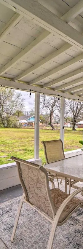 Lake Eufaula Retreat with Fire Pit, Near Main St!，位于Eufaula的酒店