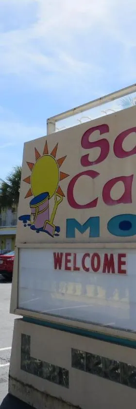 Sand Castle Motel，位于德通纳海滩海岸的酒店