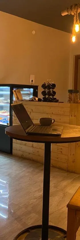 द Gud Chaha Cafe & Homestay，位于Chaukori的酒店