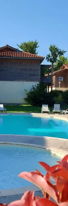 T2, 50m du lac, PISCINE, WIFI, jardin terrasse sans vis-à-vis, 1 à 4 pers，位于欧雷扬的酒店
