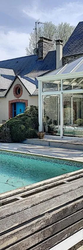 Gîte de charme "La Maison Saint-Leonard" avec piscine, SPA, vue sur le Mont Saint-Michel，位于Vains的酒店
