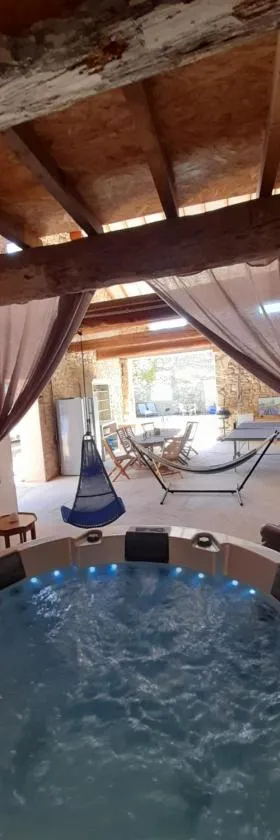 La maison SPA, PISCINE et CLIMATISATION，位于Sainte-Valière的酒店