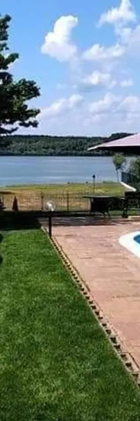 Private Lux Vila Mila with swimming pool by the Danube, sleeps 18，位于斯梅代雷沃的酒店
