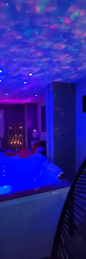 Loft avec Baignoire SPA LÉcrin Romantique，位于Ochancourt的酒店