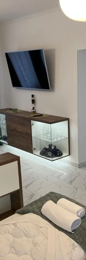 La Luna Premium Deluxe Apartment with Free Jacuzzi, Bikes & Covered Parking，位于Našice的酒店