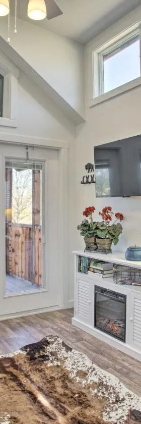 4 Mi to Dtwn McKinney Tiny Home with Fire Pit，位于麦金尼的酒店