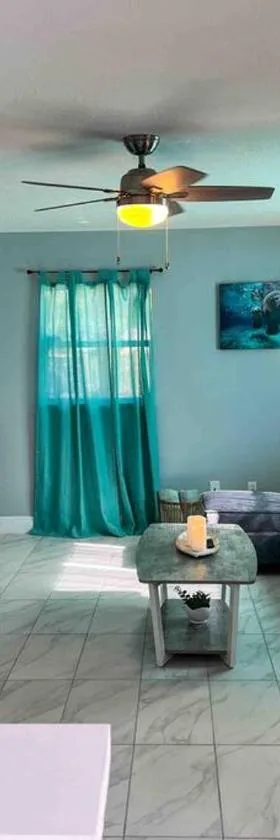 House of Manatees-Entire house with yard, fire pit, dog friendly，位于克里斯特尔里弗的酒店
