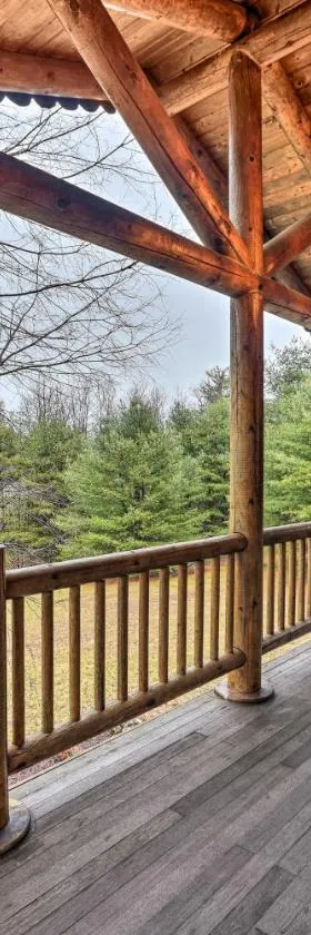 Spacious Cabin with Decks Near Saratoga Springs，位于Middle Grove的酒店