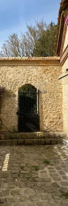 Studio duplex avec spa et cour privée，位于Bonnelles的酒店