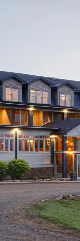 Friends Lake Inn，位于Chestertown的酒店