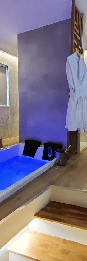 LA BULLE ROMANTIQUE, Suite avec jacuzzi privatif，位于Sacy-le-Grand的酒店