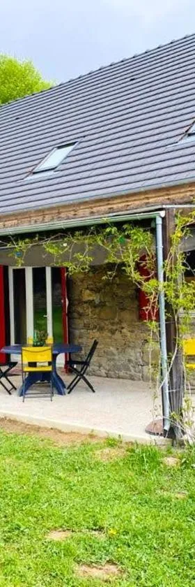 Appartement charmant Orgnac-sur-Vézère avec jardin et parking，位于Orgnac-sur-Vézère的酒店