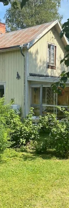 Hus nära Hallstaberget，位于索莱夫特奥的酒店